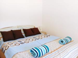 斯普利特的住宿－Apartments with WiFi Split - 14065，卧室内两张并排的床