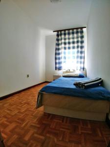 เตียงในห้องที่ Apartments with WiFi Split - 14065