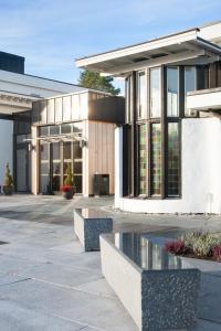 a building with a fountain in front of it at Hurdalsjøen Hotel & Spa in Hurdal