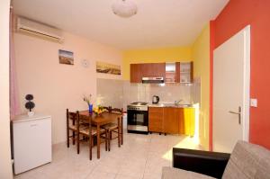kuchnia ze stołem i jadalnią w obiekcie Apartments with a parking space Okrug Donji, Ciovo - 13732 w mieście Okrug Donji