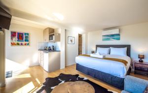 um quarto com uma cama grande num quarto em Aqua Sands #2 em Oneroa