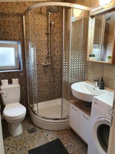 Phòng tắm tại Apartments by the sea Tucepi, Makarska - 2699