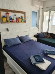 Un pat sau paturi într-o cameră la Apartments by the sea Tucepi, Makarska - 2699