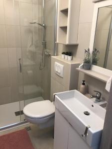 Phòng tắm tại Apartments by the sea Tucepi, Makarska - 2699