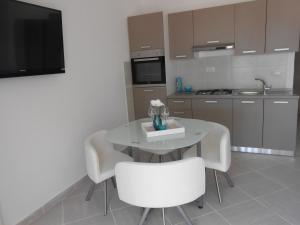Kuchyň nebo kuchyňský kout v ubytování Apartments with a parking space Okrug Gornji, Ciovo - 13859