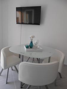 TV a/nebo společenská místnost v ubytování Apartments with a parking space Okrug Gornji, Ciovo - 13859