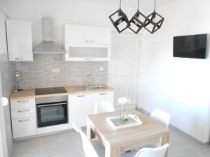 Kuchyň nebo kuchyňský kout v ubytování Apartments with a parking space Okrug Gornji, Ciovo - 13859