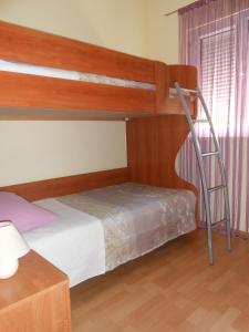 Postel nebo postele na pokoji v ubytování Apartments with a parking space Okrug Gornji, Ciovo - 13859