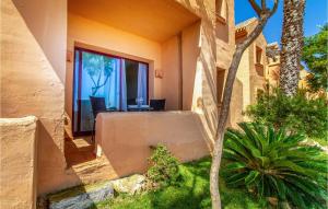 zewnętrzny widok na dom ze stołem i krzesłami w obiekcie Awesome Apartment In Los Alcázares w mieście Los Alcázares +16 zdjęć