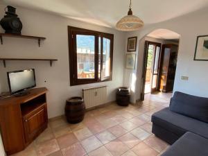 salon z niebieską kanapą i telewizorem w obiekcie Appart 6 pers, 3 ch - Proche pistes - Animaux admis, Parking - FR-1-445-180 w mieście Montgenèvre