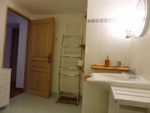 Kúpeľňa v ubytovaní Ferme restaurée 19ème siècle, gîte indépendant avec étang, proche du circuit de Lurcy-Lévis - FR-1-489-392