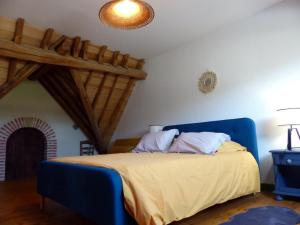 Posteľ alebo postele v izbe v ubytovaní Ferme restaurée 19ème siècle, gîte indépendant avec étang, proche du circuit de Lurcy-Lévis - FR-1-489-392