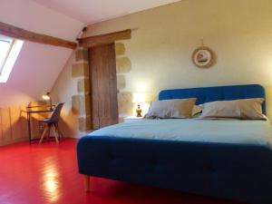 Posteľ alebo postele v izbe v ubytovaní Ferme restaurée 19ème siècle, gîte indépendant avec étang, proche du circuit de Lurcy-Lévis - FR-1-489-392