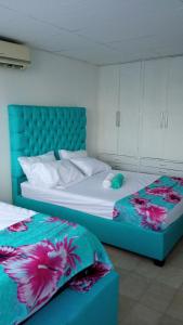 Tempat tidur dalam kamar di Excelente vista al mar