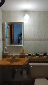 uma casa de banho com um lavatório e um espelho em Excelente vista al mar em Cartagena das Índias