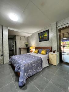 1 dormitorio con 1 cama grande en una habitación en Phow Homestay en Ban Mai (1)