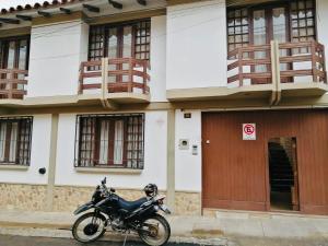 una motocicleta estacionada frente a un edificio en Belle Ville en Sucre