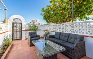patio z kanapą, 2 krzesłami i stołem w obiekcie Stunning Home In Torrevieja With Wifi w mieście Torrevieja