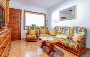 salon z kanapą i 2 krzesłami w obiekcie Stunning Home In Torrevieja With Wifi w mieście Torrevieja