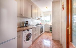biała kuchnia z pralką w obiekcie Stunning Home In Torrevieja With Wifi w mieście Torrevieja