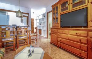 Telewizja i/lub zestaw kina domowego w obiekcie Stunning Home In Torrevieja With Wifi