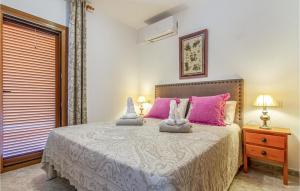 Łóżko lub łóżka w pokoju w obiekcie Stunning Home In Torrevieja With Wifi