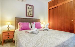 Łóżko lub łóżka w pokoju w obiekcie Stunning Home In Torrevieja With Wifi