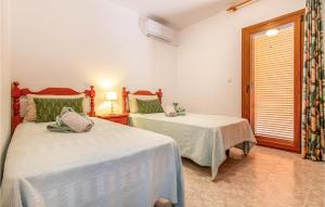 Łóżko lub łóżka w pokoju w obiekcie Stunning Home In Torrevieja With Wifi