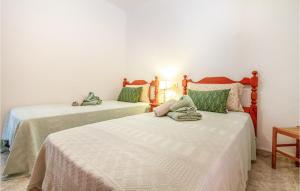 Łóżko lub łóżka w pokoju w obiekcie Stunning Home In Torrevieja With Wifi