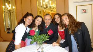 un grupo de personas posando para una foto en una mesa en Appartement Scheibling, en St. Wolfgang