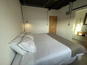 Llit o llits en una habitació de Hotel Big Sur