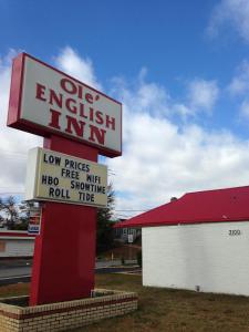 un viejo letrero de posada inglesa delante de un edificio en Ole English Inn, en Tuscaloosa