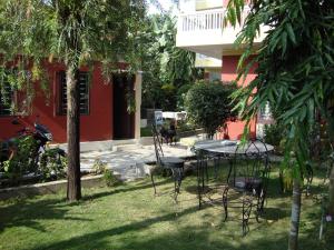 Κήπος έξω από το New Summit Guest House