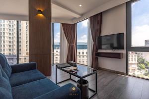 TV a/nebo společenská místnost v ubytování Reyna Hotel Hanoi & Spa