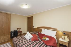 una camera da letto con un letto e un piatto di cibo sopra di Residence Livigno MyHolidayLivigno a Livigno