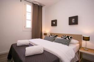 sypialnia z 2 łóżkami i oknem w obiekcie Decô Apartments Barcelona-Sants w Barcelonie
