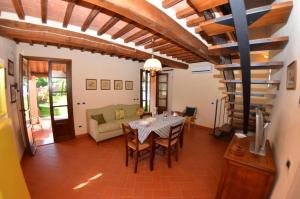 a living room with a table and a couch at Al Vecchio Pozzo in Buti