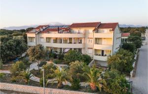 una vista aérea de un edificio con árboles en Beach Front Apartment In Mandre With Kitchen, en Mandre