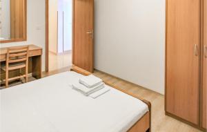Habitación con cama con sábanas blancas. en Beach Front Apartment In Mandre With Kitchen, en Mandre