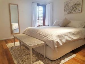 Кровать или кровати в номере Olive Street Apartment