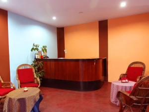 un'aula di tribunale con un podio e tavoli e sedie di Trekkers Lodge a Pokhara