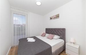 Posteľ alebo postele v izbe v ubytovaní Beautiful Apartment In Okrug Gornji + 20 fotografií