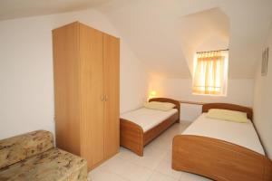 Kleines Zimmer mit 2 Betten und einem Schrank in der Unterkunft Apartments by the sea Baska Voda, Makarska - 6869 in Baška Voda