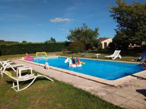 un grupo de personas jugando en una piscina en Pis-en-lits en Vire-sur-Lot