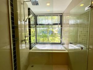 Uma casa de banho em The Deck Patong by VIP