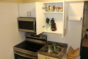 Η κουζίνα ή μικρή κουζίνα στο Guest Suite in Calgary