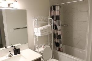 Koupelna v ubytování Guest Suite in Calgary + 15 fotografií