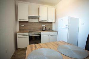 Kuchyň nebo kuchyňský kout v ubytování TINA Apartments