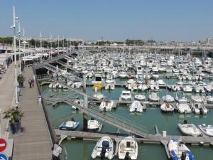 een jachthaven gevuld met veel boten in het water bij Studio Royan, 1 pièce, 1 personne - FR-1-71-94 in Royan