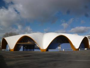een gebouw met een wit dak op een parkeerplaats bij Studio Royan, 1 pièce, 1 personne - FR-1-71-94 in Royan